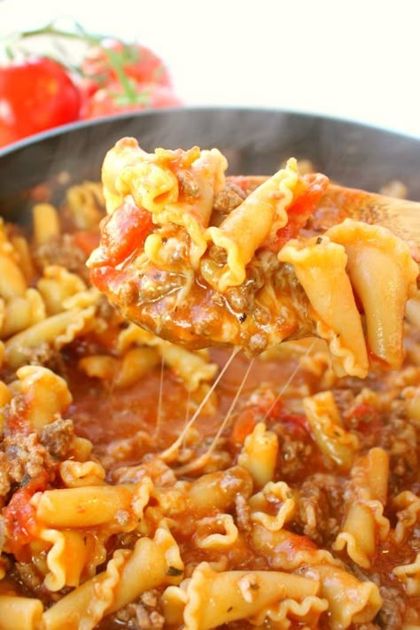 Best Italian Recipes Cheese And Broccoli Pasta, Italian Beef Recipe, Easy Pesto Pasta, Italian Beef Recipes, Pasta With Meat Sauce, Goulash Recipes, Italian Beef, Dinner With Ground Beef, One Skillet