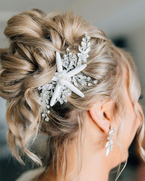 Can’t wait to style SO MANY beach brides this summer! Beachy updo with the perfect beach-themed hair comb by Lead Stylist Amber @anmbridalhairstylist ☀️🌴✨ Summer Wedding Bride Hairstyles, Beach Wedding Bridal Hairstyles, Beach Bride Hair Updo, Beach Wedding Updo Hairstyles, Hair For Beach Wedding, Beach Wedding Hairstyles For Long Hair, Beach Bride Hair, Beachy Wedding Hair, Wedding Hair Beach