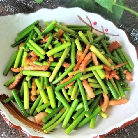 Garlic Sprouts with Shredded Pork Recipe - Easyfoodcook How To Cook Garlic, Garlic Sprouts, Chinese Garlic, Ginger Pork, Sprouts Recipe, Shredded Pork, Sprout Recipes, Pork Recipe, Garlic Fries