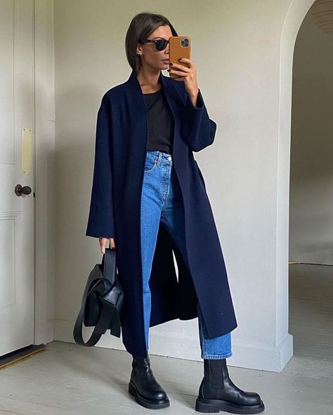 The Best Long-Sleeved T-Shirts for Winter (With Outfit Ideas to Match) Navy Blue Coat Outfit, Navy Coat Outfit, Blue Coat Outfit, Mantel Outfit, Winter Mode Outfits, Mode Mantel, Navy Blue Coat, Looks Jeans, Blazer Outfit