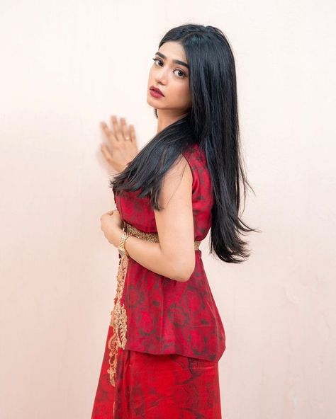 Sehar Khan (@seharkhan_official) • Instagram photos and videos Sehar Khan, Indian Photoshoot, Female Art Painting, Pakistani Dress Design, Pakistani Actress, Girls Dp, Pakistani Dresses, Female Art, Designer Dresses