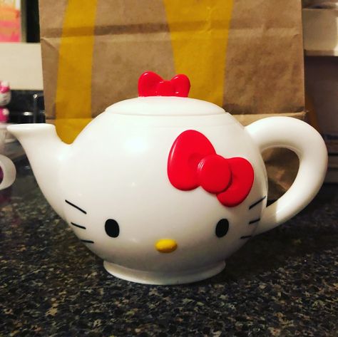 Hello Kitty Happy Meal toys from McDonald’s 11/2017 Toy teapot and cups with different Sanrio characters Hello Kitty Teapot, Clay Tea Pot Ideas, Clay Teapots Ideas, Teapot Ceramic Ideas, Brown Hello Kitty, Hello Kitty Happy, Ceramica Ideas, Clay Plant Pots, Tea Pots Art