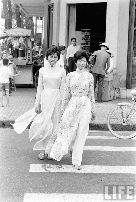 Vietnamese Girls on Saigon's Streets in the 1960s #Saigon #Streetstyle Vietnamese History, Miss Saigon, Vietnam Fashion, Saigon Vietnam, Messy Nessy Chic, Vietnamese Traditional Dress, South Vietnam, Moda Vintage, Life Magazine