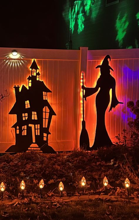 Halloween Front Yard Decorations, Spooky Backdrop, Halloween Arch, Halloween Yard Displays, Halloween Projector, Imprimibles Harry Potter, Scary Halloween Decorations Outdoor, Halloween Yard Art, Amazing Halloween Costumes