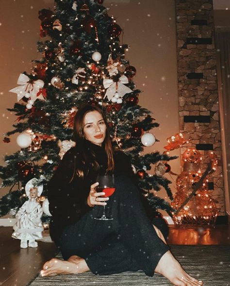 Single Holiday Photoshoot, Christmas Pictures Single Woman, Christmas Eve Photo Ideas, Solo Holiday Photoshoot, Christmas Self Portrait Ideas, Single Christmas Photoshoot, Christmas Tree Picture Ideas, Plus Size Christmas Photoshoot, Christmas Tree Poses Instagram