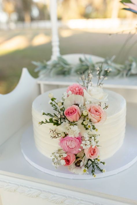 rose wedding cake idea Small Pink Wedding Cake, 1 Tier Wedding Cake With Flowers, Wedding Small Cake, Small Wedding Cakes Simple Classy, Simple Wedding Cake Small One Tier, 1 Tier Wedding Cakes, Wedding Cales, Rose Wedding Cake, Cake Rustic