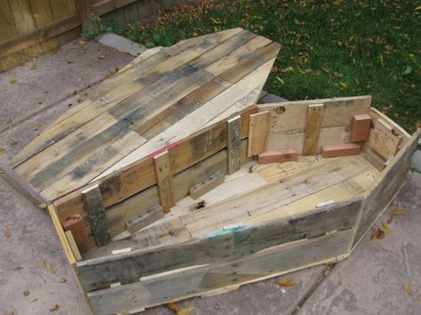 Halloween Coffin Decoration, Garden Pallet Decorations, Coffin Decoration, Diy Pallet Outdoor, Halloween Pallet, Halloween Palette, Coffin Decor, Pallet Halloween, Halloween Outside