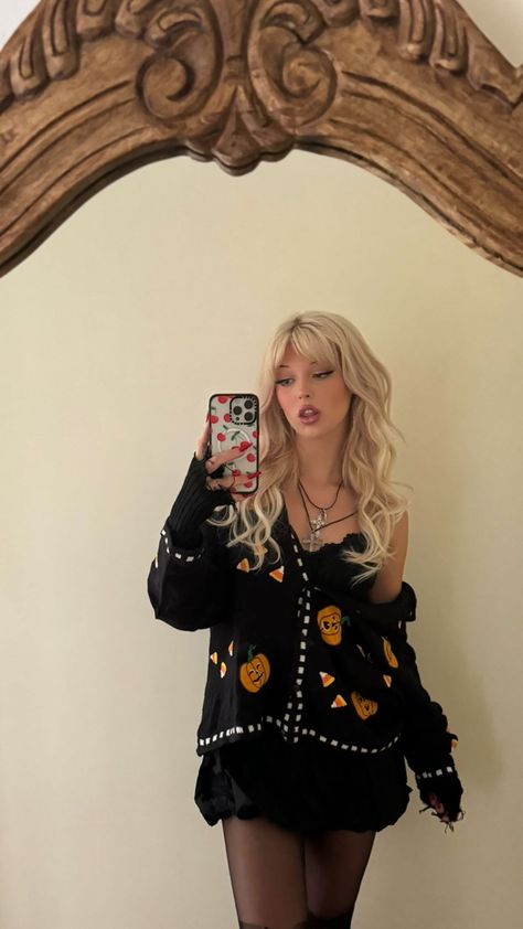 Loren Gray Instagram story 22 October 2023 #loren #lorengray #lorengraybeech #lorenbeech #angelsquad Loren Gray 2023, Loren Gray Outfits, Loren Gray Instagram, Gray Instagram, Hot Halloween Outfits, Demi Cup Bra, Demi Cup, Loren Gray