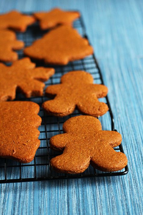 Perfect Vegan Gingerbread Cookies - These are truly PERFECT vegan gingerbread cookies! The dough rolls out like a dream, they're perfectly spiced, and not too sweet. Whether you prefer your gingerbread soft and chewy or crisp and snappy, this is the recipe for you! - ilovevegan.com #vegan #gingerbread Vegan Gingerbread Men, Half Earth, Cookies Molasses, Gluten Free Gingerbread Cookies, Vegan Gingerbread Cookies, Tasty Cookies, Gingerbread Cookies Decorated, Gluten Free Gingerbread, Vegan Gingerbread