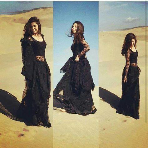 Mahira Khan<3 Mahira Khan Raees Outfits, Zaalima Mahira Khan Dress, Raees Mahira Khan, Mahira Khan Pics, Mahira Khan Dresses, Family Background, Desi Dress, Pakistani Couture, Mahira Khan