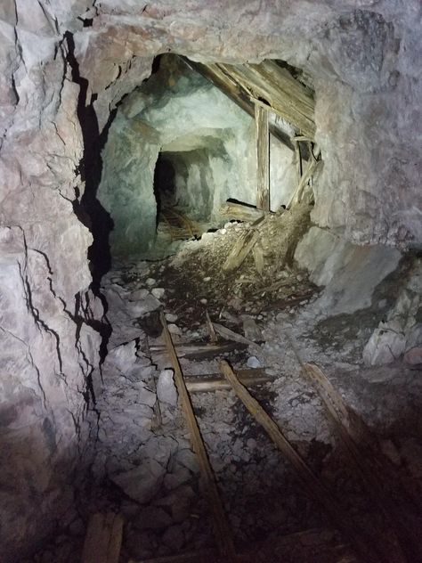 Abandoned Places Inside, Mineshaft Aesthetic, Abandoned Mine Aesthetic, Mines Aesthetic, Exploring Abandoned Places Aesthetic, Abandoned Houses Interior, Mining Aesthetic, Abandoned Mineshaft, Abandoned Interior