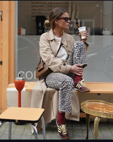 Burgundy Sneakers Outfit, Looks Adidas, Maroon Outfit, Burgundy Sneakers, Adidas Sl 72, Trainers Outfit, Body Lingerie, Fall Sneakers, Looks Jeans