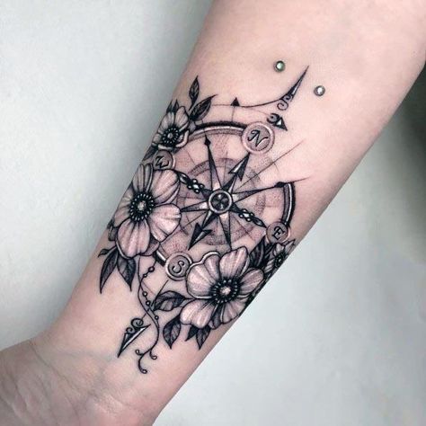 Arm Tattoos Stars, Vintage Compass Tattoo, Compas Tattoo, Mandala Compass Tattoo, Feminine Compass Tattoo, Compass Tattoo Meaning, Compass Tattoo Design, Floral Tattoo Sleeve, Forearm Tattoo Women