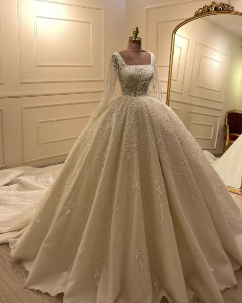 Wedding Outfits With Hijab, Wedding Dresses Arab, Outfits With Hijab, Arabic Wedding Dresses, Arabic Wedding, Big Wedding Dresses, Bride Dress Simple, Classy Gowns, Wedding Dresses Cinderella