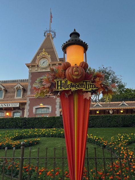 Disneyland California Halloween, Disney In Fall, Disney Halloween Aesthetic, Disney Halloween Pumpkin, Disneyland October, Disney Autumn, Halloween At Disney, Spooky Disney, Fall Disney