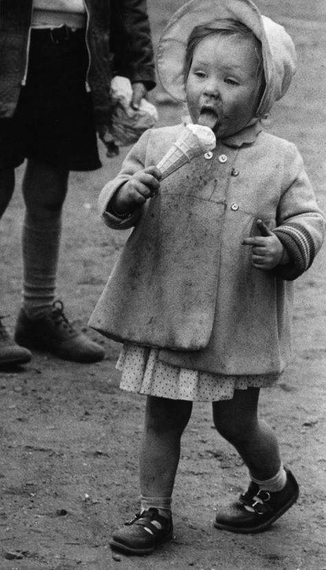 1956 Vintage Foto's, Vintage Children Photos, Images Vintage, Photo Vintage, Black White Photos, Bw Photo, White Photo, Black And White Photographs, Vintage Pictures