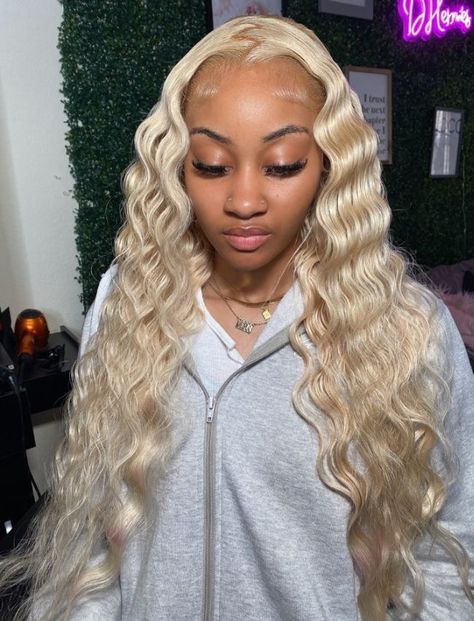 Blonde Wig With Crimps, Wig With Crimps, Middle Part Blonde Wig, Miraculous Hairstyles, Middle Part Blonde, Lace Front Wigs Color, Lace Front Hairstyles, Front Hairstyles, Hair Influencer