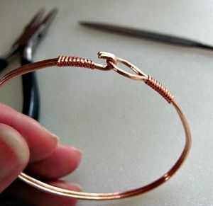 IMG_5236 Diy Copper Wire Bracelet, Copper Wire Jewelry Diy, Diy Wire Bracelet, Wire Bracelets Diy, Wire Bracelet Tutorial, Copper Jewelry Diy, Bangle Diy, Diy Bangle Bracelets, Wire Jewelry Rings