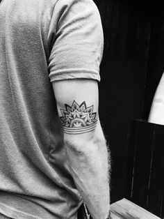 Men Mandala Tattoo Design, Men’s Mandala Tattoo, Men’s Tattoo Tricep, Tricep Tattoo Men Simple, Men Ankle Tattoo, Mens Mandala Tattoo, Mandala Tattoo Design For Men, Tricep Tattoo Ideas, Tricep Tattoo Men