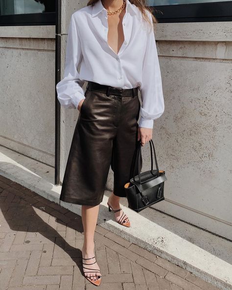 Shop the Biggest Trend of the Season: Long Leather Shorts Commercial Outfit, Culotte Outfit, Bermuda Shorts Outfit, Leather Shorts Outfit, Leather Culottes, Oufits Casual, Spring Forward, Resort 2020, Business Wear