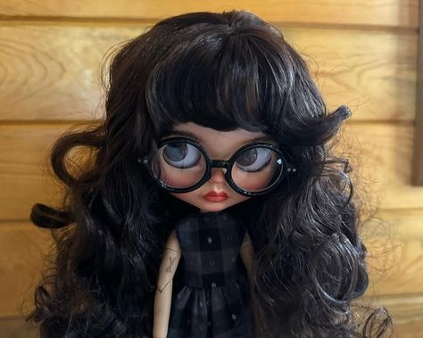 big eyes big hair and some scissors | Instagram Blythe Doll Curly Hair Glasses, Blythe Dolls Curly Hair And Glasses, Blythe Doll Pfp Brown Skin, Black Blythe Dolls, Andrea Core, Bangs And Glasses, Enya Umanzor, Brown Wavy Hair, Big Eyes Doll