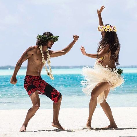 Ori Tahiti 🐚🎶 📷 : @gregnagelphoto #polynesian #dancing #islandlife #beach Samoan Dress, French Polynesian Islands, Ori Tahiti, Polynesian People, Tahitian Dance, Polynesian Dance, Hawaiian Woman, Beach Illustration, Hula Dancers