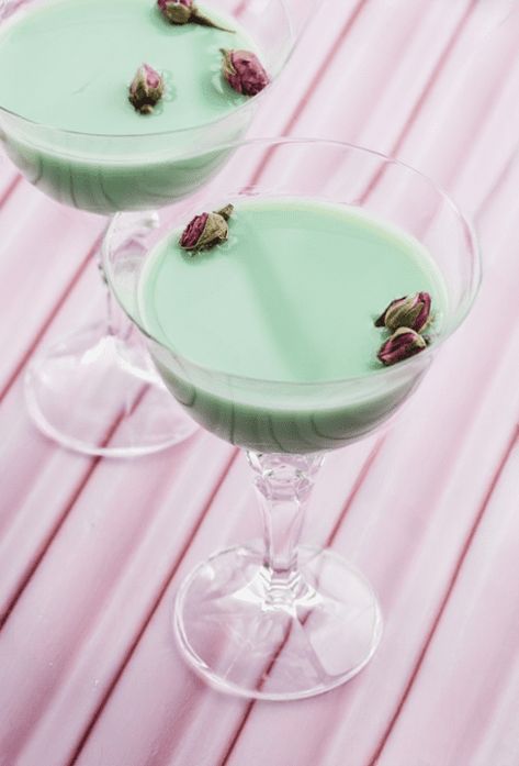 Pistachio Martini - the Secret Garden Serenade - Happy Baking Days Pistachio Martini, Hot Pistachio Drink, Pistachio Espresso Martini, Pistachio Martini Recipe, Spicy Cucumber Martini, Mint Chocolate Chip Martini, Martini Recipes Easy, White Chocolate Liqueur, Creamy Cocktails