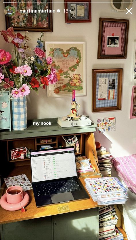 Desk In Bedroom Aesthetic, Cute Desk Aesthetic, Uni Accommodation, Corporate Clothes, Wallpaper Desk, Creative Studio Space, Cozy Small Bedrooms, Modern Scandinavian Interior, Vibrant Living Room