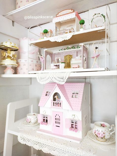 Calico Critters House Ideas, Pastel Dollhouse, Calico Critters House, Sylvanian Families House, Pretty Vibes, Pearl Jewelry Shop, Calico Critters Families, Calico Critter, Mini Houses