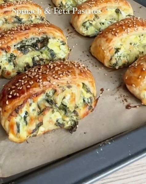 Pesto Wreath, Chive Pesto, Spinach Feta, Spinach And Feta, Rolls Recipe, Recipes Food, Pesto, Feta, Spinach