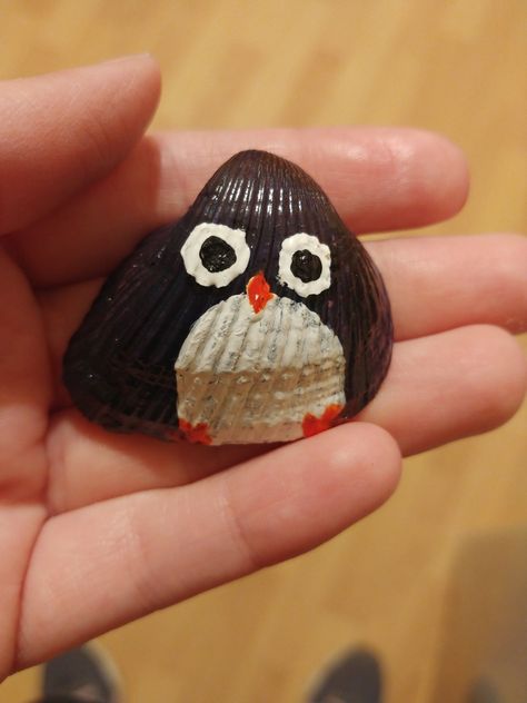 Penguin painted on a seashell with acrylic paint and sealed with a clearcoat. How To Paint Seashells With Acrylic Paint, Painting On Seashells Ideas, Seashell Painting Ideas Easy, Santa Shells, Seashell Painting Ideas, Easy Artwork, Penguin Painting, Seashell Ideas, Painted Seashells