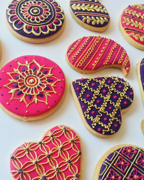 Mehndi Cookies Design, Indian Cookies Decorated, Indian Wedding Cookies Decorated, Mehendi Cookies, Mehndi Cookies, Diwali Cookies, Creative Pastries, Henna Cookies, Wedding Biscuits