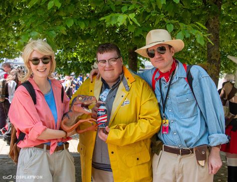 Dr. Ellie Sattler, Dr. Alan Grant, and Dennis Nedry by @jurassicjennie_uk & @PaulElderDesign Dr Ellie Sattler Costume, Dr Ellie Sattler, Dr Alan Grant, Jurassic Park Costume, Ellie Sattler, Steven Spielberg Movies, Wolf Cosplay, Alan Grant, Cosplay Disney