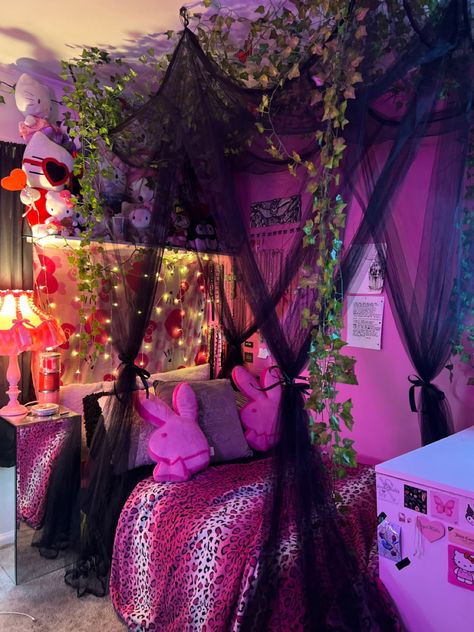 Velvet Bedroom Aesthetic, Trashy Y2k Bedroom Decor, Y2k Rooms 2000s, Dorm Room Ideas Y2k, Trashy Y2k Room Ideas, Girly Goth Bedroom, Pink Emo Room, Trashy Apartment, Yk2 Bedroom