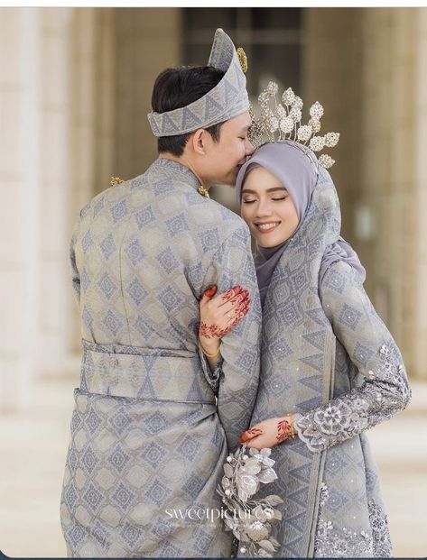 Wedding Songket, Malaysian Wedding, Nikah Outfit, Muslim Wedding Photography, Foto Wedding, Black Suit Wedding, Malay Wedding, Wedding Muslim, Wedding Photoshoot Poses