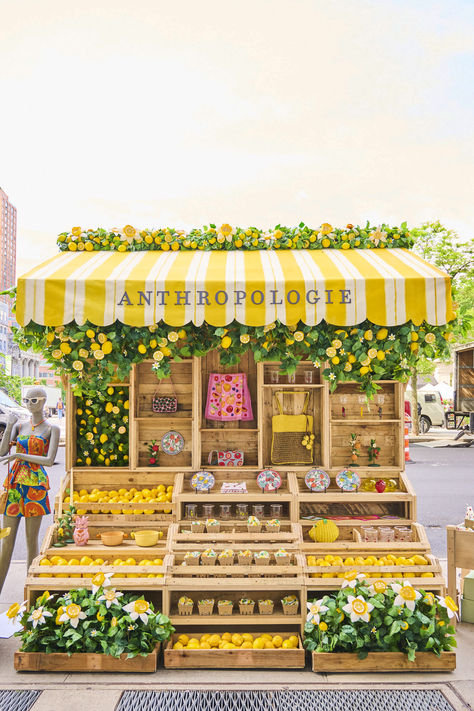 Colourful Market Stall, Italian Market Aesthetic, Farmers Market Set Up Booth Displays, Street Market Design, Fruit Stand Ideas, Farmers Market Booth Display, Fruit Exhibition, Strawberry Display, Cute Farmers Market