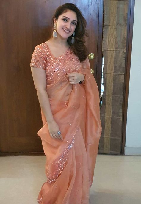 south indian actress sridevi vijaykumar saree look Sridevi Vijaykumar, Loose Wavy Curls, Actress Sridevi, South Indian Saree, Desi Wardrobe, Gorgeous Saree, Mirror Work Saree, India Trip, South Indian Sarees