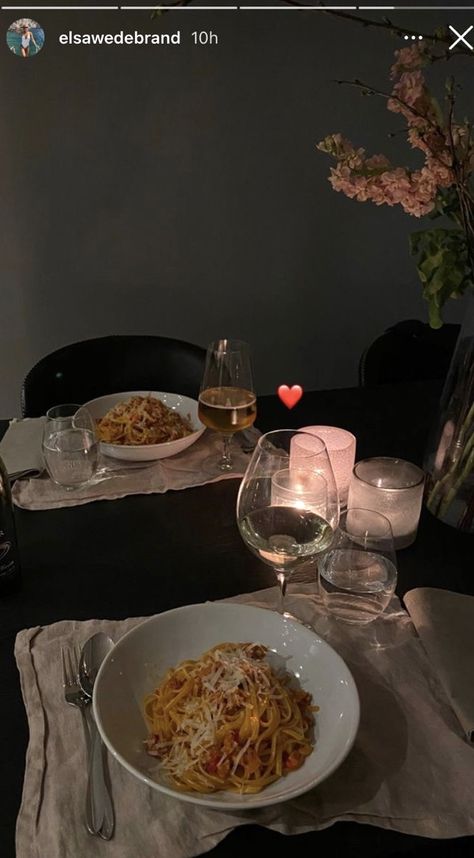 Couple Dinner Date Aesthetic Home, Romantic Dinner At Home Aesthetic, Couple Dinner At Home, Dinnerdate Aesthetic, Dinner At Home Aesthetic, Date Dinner Ideas At Home, Cena Aesthetic, Romantic Home Dinner, Home Dinner Date