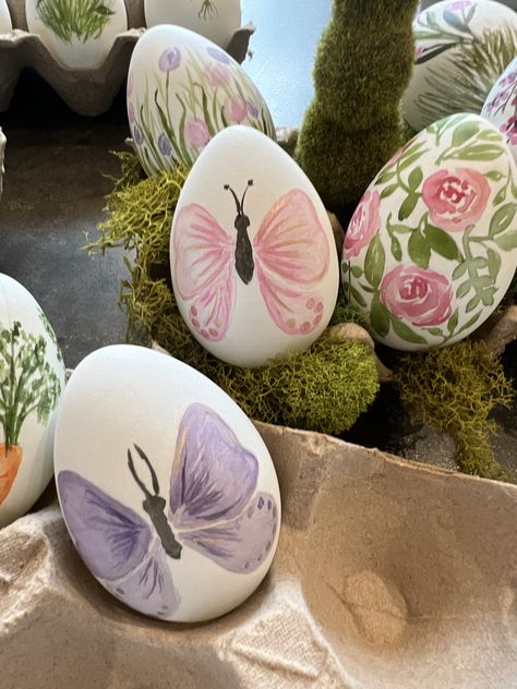 Painting Easter Eggs Ideas Simple, Easter Egg Painting Easy, Easter Egg Designs Easy, Easter Egg Painting Ideas Simple, Easter Crafts Eggs, Drawing On Eggs, Easter Egg Painting Ideas, Egg Painting Ideas, Simple Easter Egg Designs