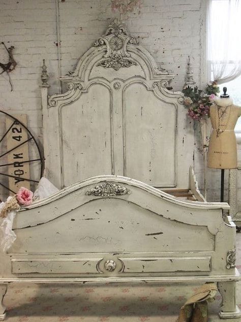 Camera Shabby Chic, Country Bedroom Furniture, Cocina Shabby Chic, Shabby Chic Decorating, Romantic Bed, French Country Bedrooms, Painted Cottage, Style Shabby Chic, White Bed