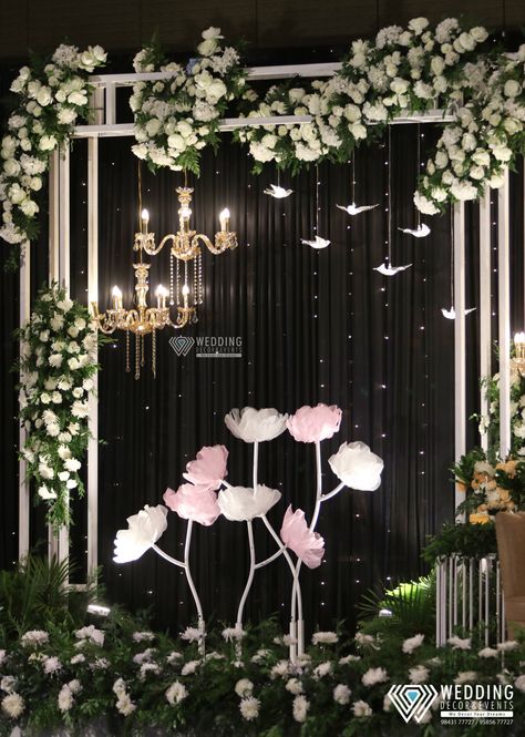 Indian 25th Anniversary Ideas, Black And White Sangeet Decor, Minimal Stage Decoration, Selfie Booth Ideas Wedding, Selfie Point Decoration Wedding, Black Backdrop Wedding, Black And White Wedding Backdrop, Aura Cafe, Sangeet Theme