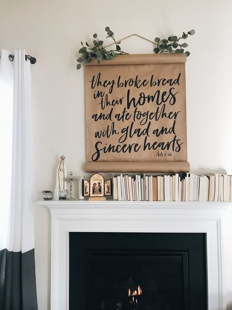 Faith Based Home Decor, Living Room Worship Night, Faith Decor Ideas, Christian Home Decor Ideas, Christian Home Aesthetic, Christian Apartment Decor, Christian Living Room Decor, Church Office Decor, Diy Scripture Wall Art