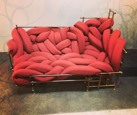 Cool couch with a brass base and design Weird Couch, Futuristic Couch, Sofa Design Living Rooms Luxury, Trendy Sofas, Cool Room Decor, Cool Couches, Wooden Sofa Designs, Modern Sofa Set, Cool Room