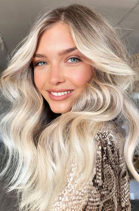 5. Soft natural root with bright blonde ends. Once holiday season over, you might want to revamp you hair and try a new hair... Cute Blonde Hair, Butter Blonde, Blonde Ends, Brown Hair Dye, Blonde Roots, Blonde Hair Inspiration, Bright Blonde, Blonde Hair Looks, Fresh Hair