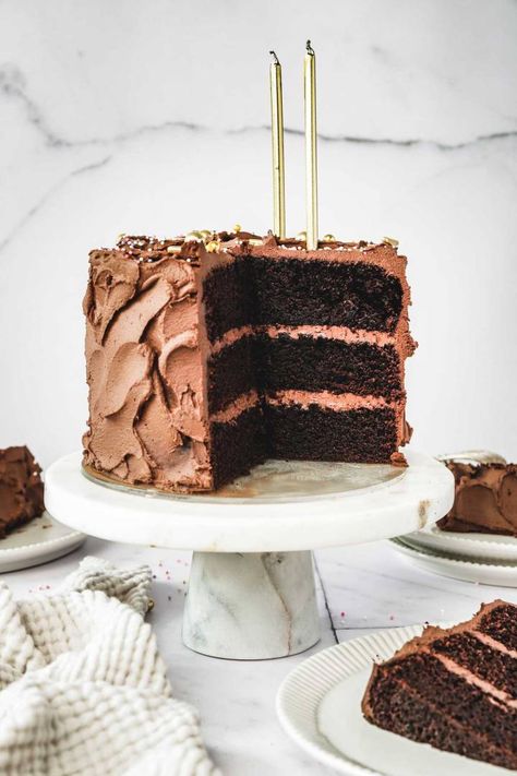 Fun Bday Cakes, Layer Cake Chocolat, Easy Chocolate Birthday Cake, Chocolate Birthday Cake Recipe, Layer Cake Au Chocolat, Easy Layer Cake, Happy Birthday Chocolate Cake, Whipped Chocolate Ganache, Chocolate Birthday Cake