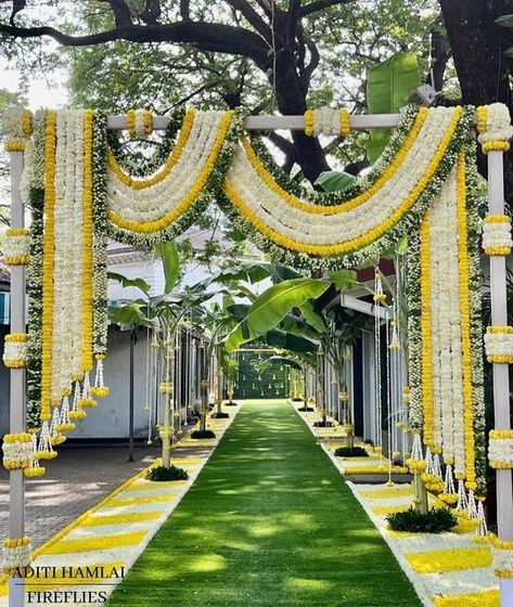 Mandap Design South Indian, South Indian Engagement Decor, Diwali Gate Decoration, South Indian Haldi Ceremony, Wedding Gate Decoration Indian, Haldi Entrance Decor, Shadi Decoration, Outdoor Wedding Reception Decorations, Haldi Decoration Ideas