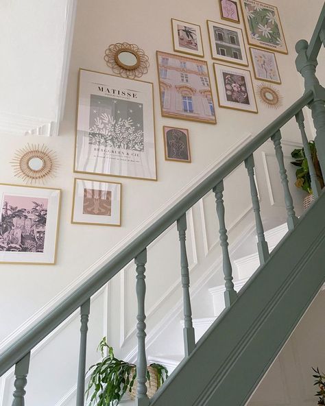 Vintage Home Ideas, Hallway Transformation, Cut Out Templates, Hallway Upstairs, Stairs And Hallway Ideas, Stairway Gallery Wall, Gallery Wall Staircase, Staircase Wall Decor, Condo Decor