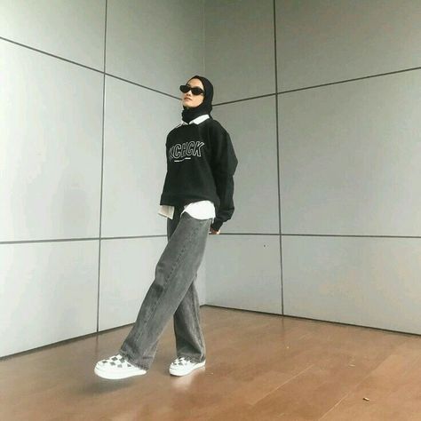 Streetwear Hijab Outfit, Winter Modest Fashion, Streetwear Hijab, Ootd Korean Style Hijab, Street Style Hijab, Hoodie With Jeans, Style Hijab Casual, Korean Style Hijab, Outfit Ideas Hijab