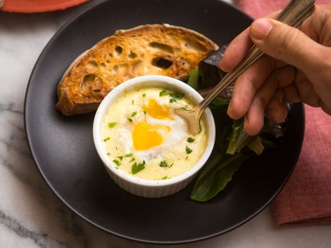 These individual baked eggs, known as eggs en cocotte, are an easy and delicious classic breakfast preparation that's too often forgotten. Fall Bars, Autumn Easter, Christmas British, Mini Cocotte Recipe, Cocotte Recipe, Classic Breakfast, Energy Art, Egg Dish, Quotes Pictures