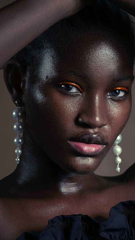 Nude Makeup Black Women, Eye Makeup Color, ليلي كولينز, Skin Tutorial, Makeup Black Women, Unedited Photos, Nice Lips, Airbrush App, Dark Skin Beauty